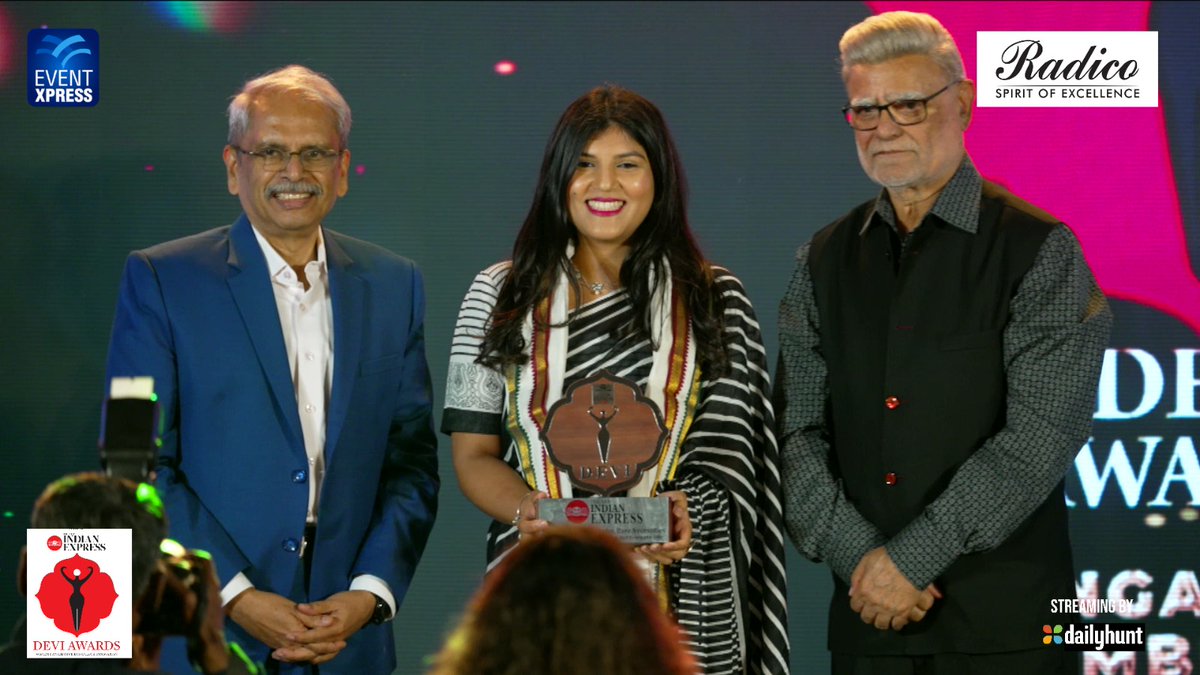 NewIndianXpress's tweet photo. Sahar Mansoor was awarded the Devi Award.
#DeviAwards2025 #DeviAwardsBengaluru
@santwana99 @PrabhuChawla @NehaSonthaliaP1 @radicokhaitan @Eventxpress @lakshmi94338678 https://t.co/uHj7t8bRmb