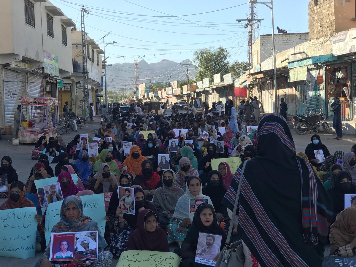 Sadia_Balochh's tweet photo. آج خضدار میں جبری لاپتہ میرے بھائی سلمان بلوچ کی گمشدگی کے تین سال مکمل ہونے پر ہم نے ایک ریلی نکالی۔
تین سال سے ہم انصاف، سچائی اور اپنے پیارے کی واپسی کے منتظر ہیں 
#ReleaseSalmanBaloch 
#StopBalochGenocide https://t.co/Hzvh7rqngM