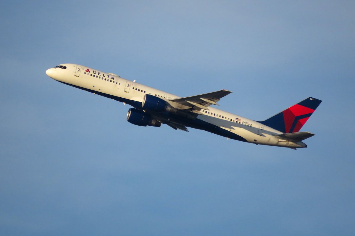 Boeing 757-200
Delta Air Lines
ATL 2020-11-21
🛫RWY 26L
Without winglets looks good on the 757.