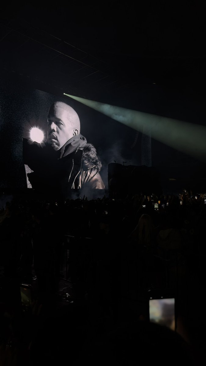 tvjohn_'s tweet photo. Kanyeが来た時本当に号泣した。
Run away歌いながらこの曲に支えられた時期の事思い出して本当に熱狂できた。
日本にKanyeを連れてきてくれてありがとうTravis！！！！！ https://t.co/qhTKfz9YEi