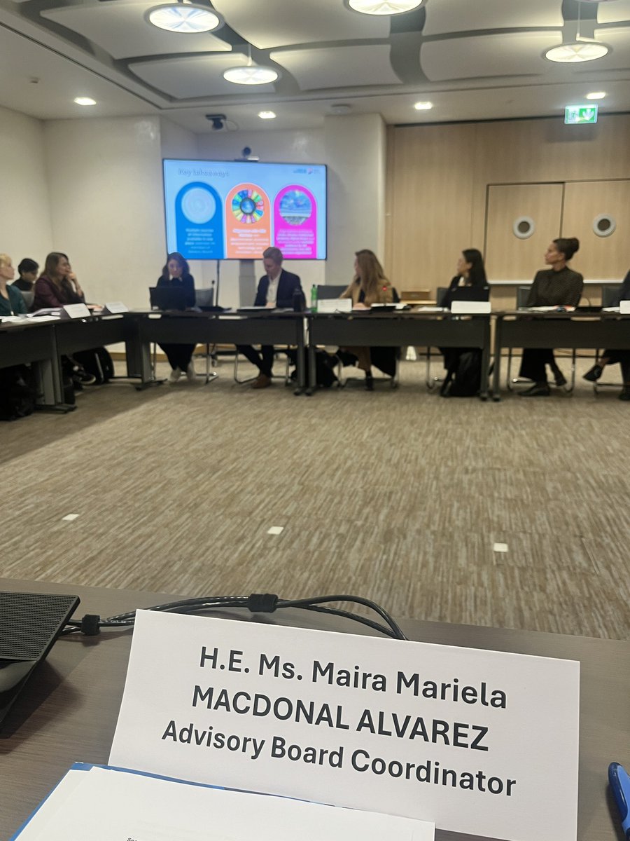 BoliviaUNOG's tweet photo. Sostuvimos la Segunda reunión del #Consejo Asesor del Presidente del Consejo de Derechos Humanos sobre #Igualdad de Género.

Presentamos a los miembros el desarrollo de un ejercicio de #Mapeo de #Datos sobre mujeres y la equidad de género. Junto a ONU Mujeres Ginebra consolidamos este primer mapeo de los datos disponibles producidos por #organizaciones internacionales #Ginebra, con el fin de fomentar sinergias, conocer las iniciativas y evitar retroceso en los derechos de las mujeres. 
1/2