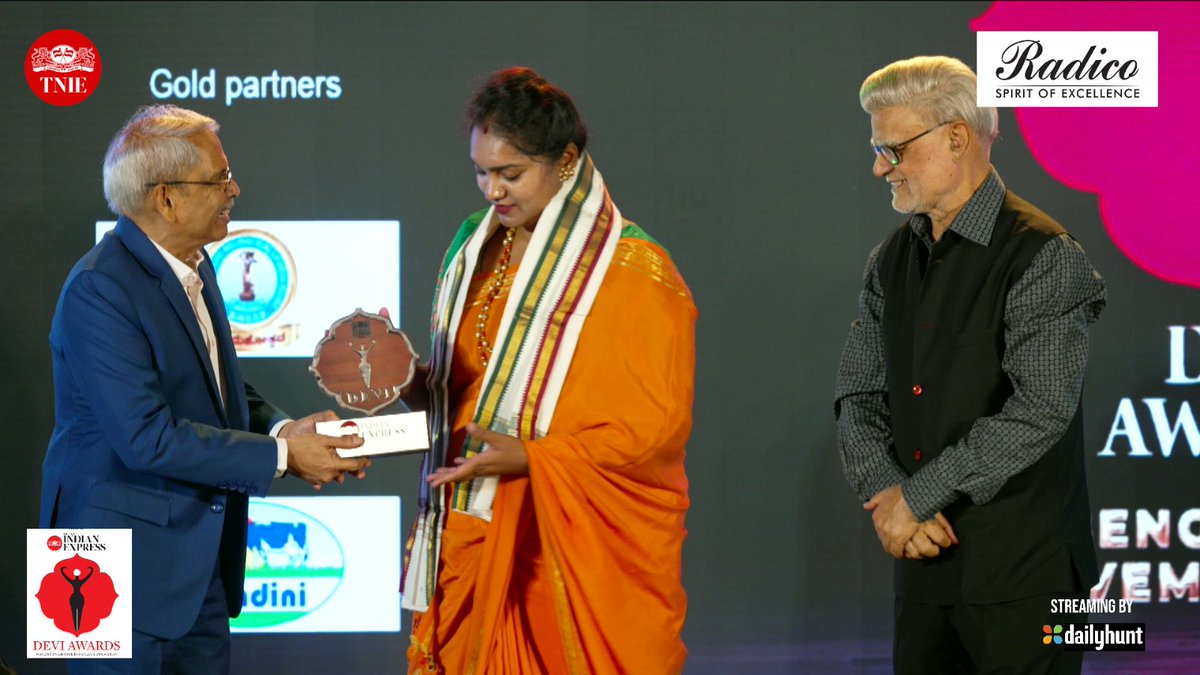 NewIndianXpress's tweet photo. Divya Rao was awarded the Devi Award.
#DeviAwards2025 #DeviAwardsBengaluru
@santwana99 @PrabhuChawla @NehaSonthaliaP1 @radicokhaitan @Eventxpress @lakshmi94338678 https://t.co/7NGowouPBr