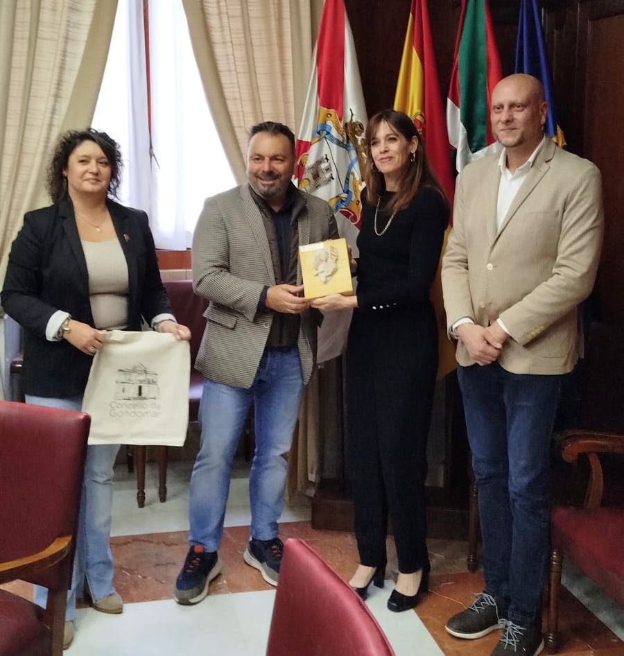 🤝 Hoy he tenido el placer de recibir en el Ayuntamiento al alcalde de <a href="/viladeGONDOMAR/">Concello de Gondomar</a>, Paco Ferreira y a la concejala de Cultura, Rocío Goberna.
Una conversación cercana sobre proyectos y formas de hacer ciudad desde lo local.

#VitoriaGasteiz #Gasteiz
