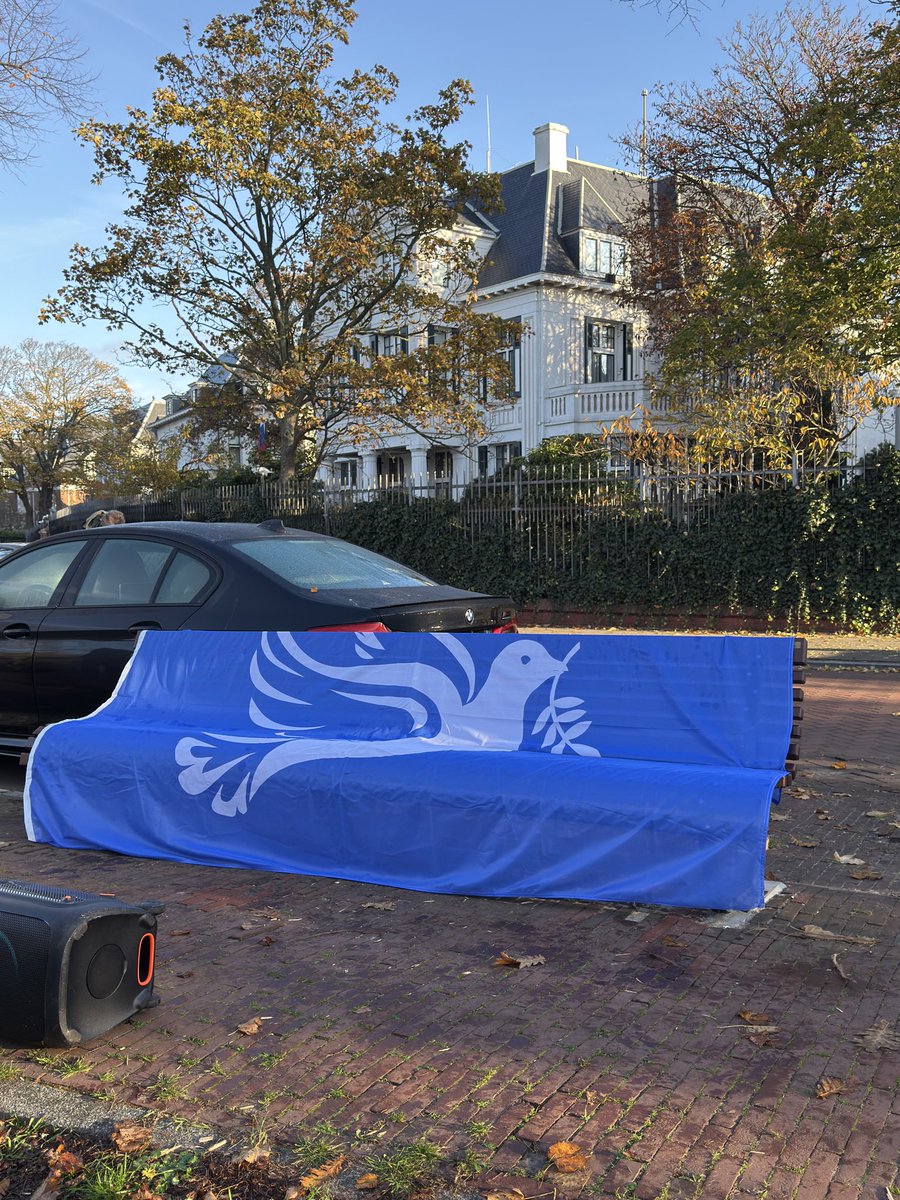 Сегодня открывали скамейку Алексея Навального. Много людей пришло. Спасибо ❤️