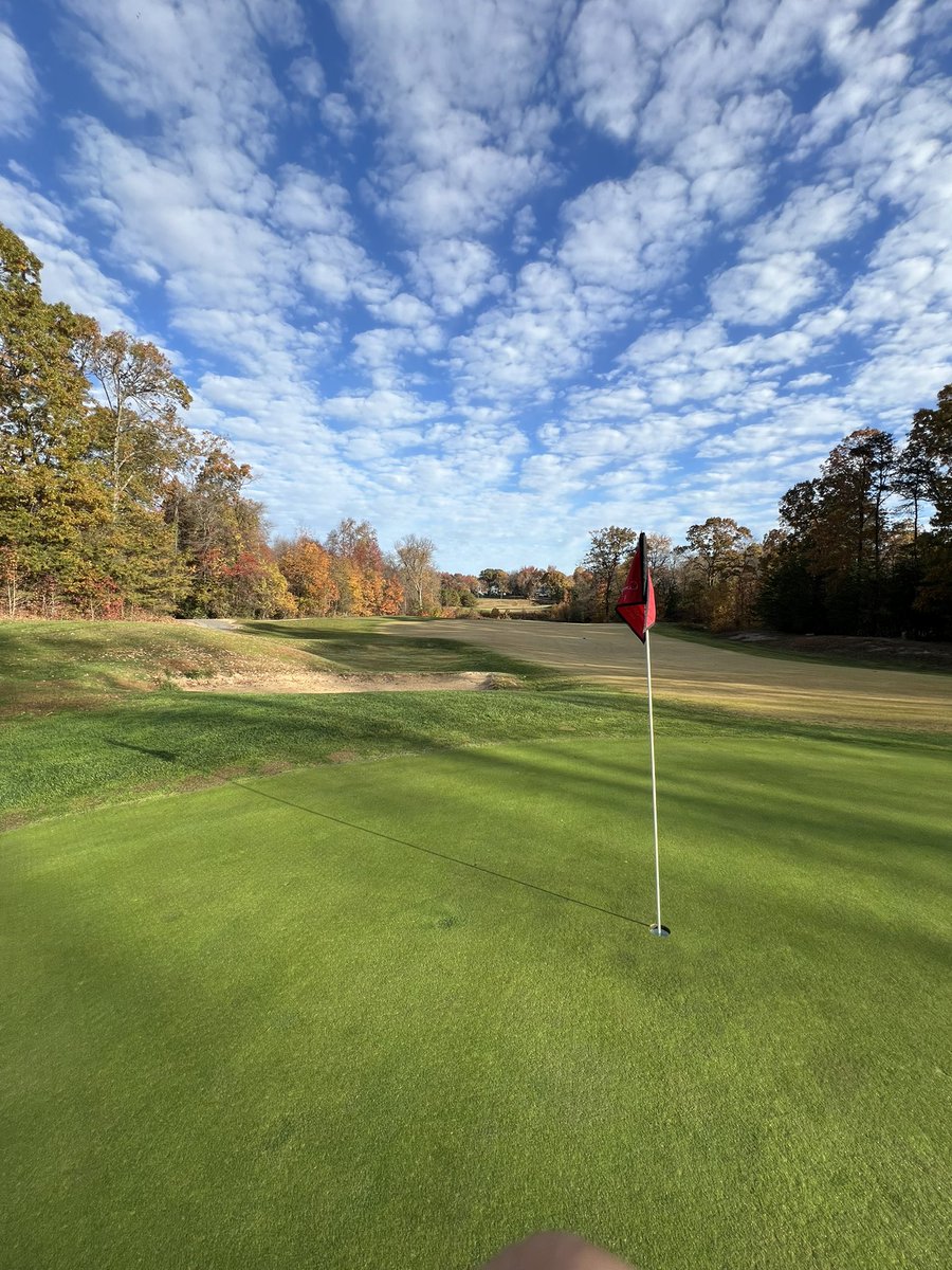 CompassTurfCare's tweet image. Saturday- 1/10 inch of rain over night. Scatter cart rule. Driving range mats and practice area open. Leaves might be an issue on a few holes if the wind picks up today.  Bermuda grass about 90%-100% dormant.