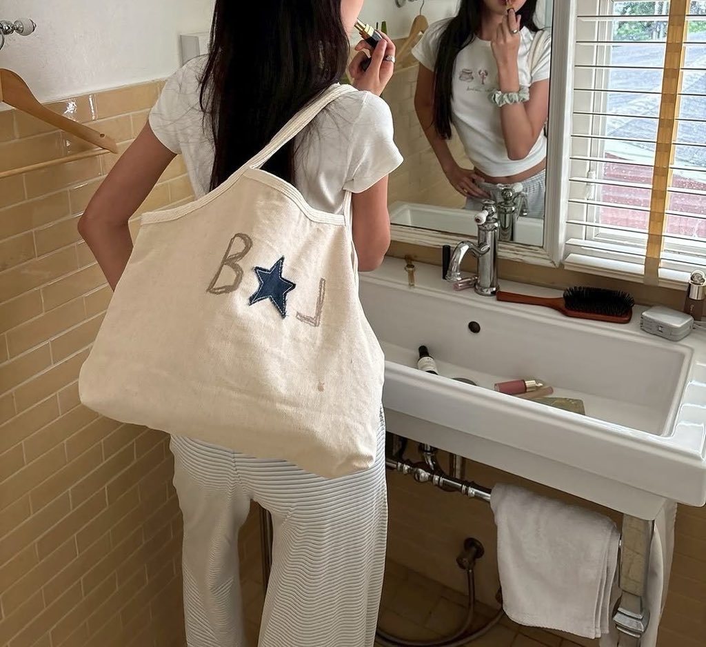 mykpstore's tweet photo. เสื้อผ้าคอลใหม่bmbน่ารักม้ากมาก y-y🌟 ทั้งเสื้อ กางเกง กระเป๋าผ้าใดๆ ลายสกรีนแบบนี้ดหน่อย เรียบๆกำลังดี เค้าทำให้ความมีสีสันออกมาในมู้ดแอนด์โทนที่ดูอบอุ่นได้อะ น่ารักมากจัง 🛋️🤎🫒 https://t.co/XtkFfciBsV