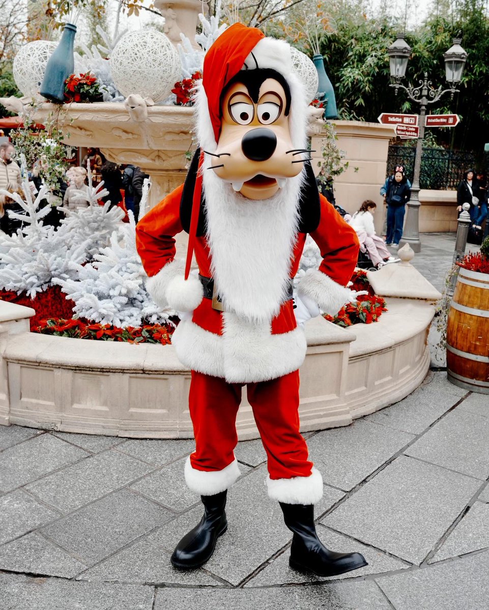 CharactersPBlog's tweet photo. Oh-oh-oh! Christmas is coming to Place de Rémy. Santa Goofy has lost his way between two movie sets and landed in Paris. Come see him during Disney Enchanted Christmas for a final close up at Walt Disney Studios Park before the name &amp; theme change. 🎅🏻✨ 

#SantaGoofy #DisneyParks https://t.co/fjpo5bPCee