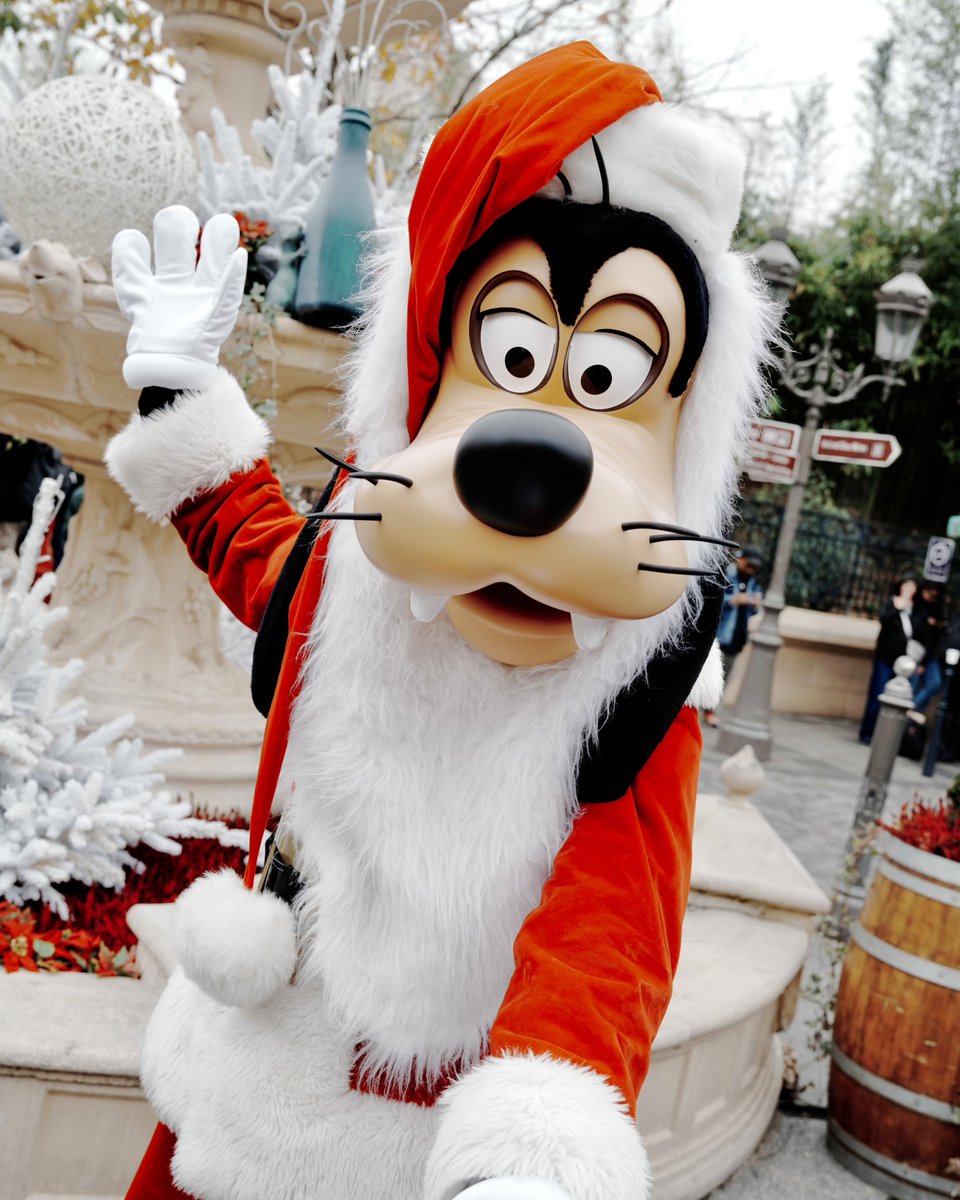 CharactersPBlog's tweet photo. Oh-oh-oh! Christmas is coming to Place de Rémy. Santa Goofy has lost his way between two movie sets and landed in Paris. Come see him during Disney Enchanted Christmas for a final close up at Walt Disney Studios Park before the name &amp; theme change. 🎅🏻✨ 

#SantaGoofy #DisneyParks https://t.co/fjpo5bPCee