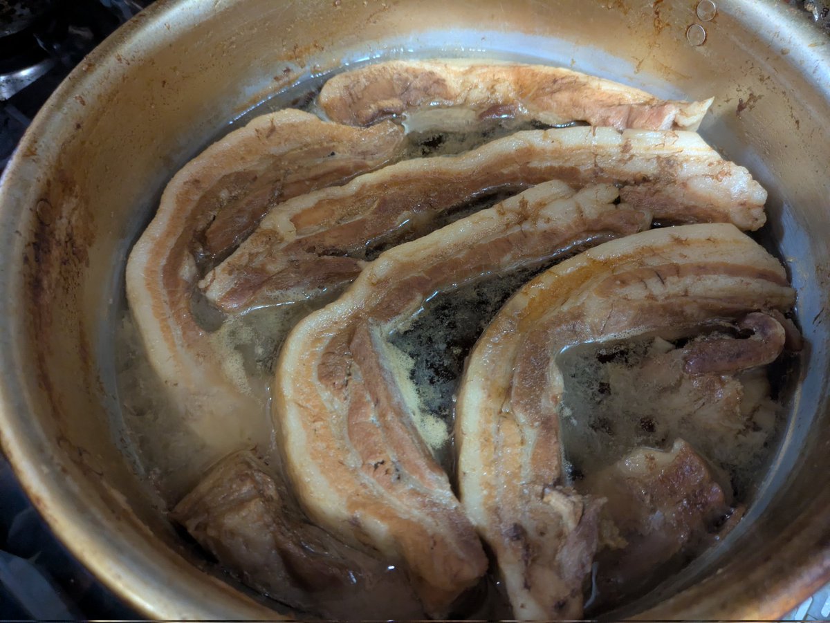 豚バラブロックを縦切りして1時間半熱湯で煮て、更に30分タレを入れて煮ました。
これから角切りして、【豚角煮丼】が作れるように仕込みます。

#十条焼肉 #美味しい #おすすめ #人気 #有名 #行きたい #食べたい