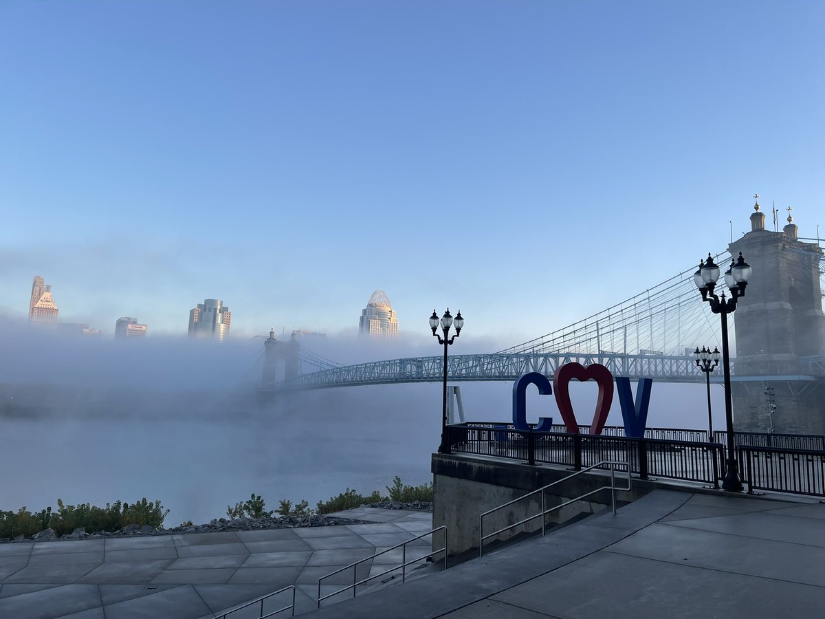 lbmoore4's tweet image. The fog finally cleared up &amp;amp; the sunrise hit Cincy’s skyline perfectly just as I was finishing up my morning run today. She was a beaut!