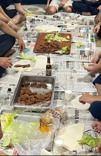 suuleeey's tweet photo. Aynı şehir, aynı şube ama iki farklı karavan buluşması.

  Kızlar💅                    /           Erkekler https://t.co/ZsBQKxEXYz