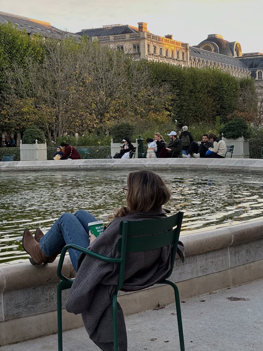 Parisianaes1's tweet photo. Autumn afternoon, the Tuileries Gardens, Paris 🍂 https://t.co/FQdpcD6IVc