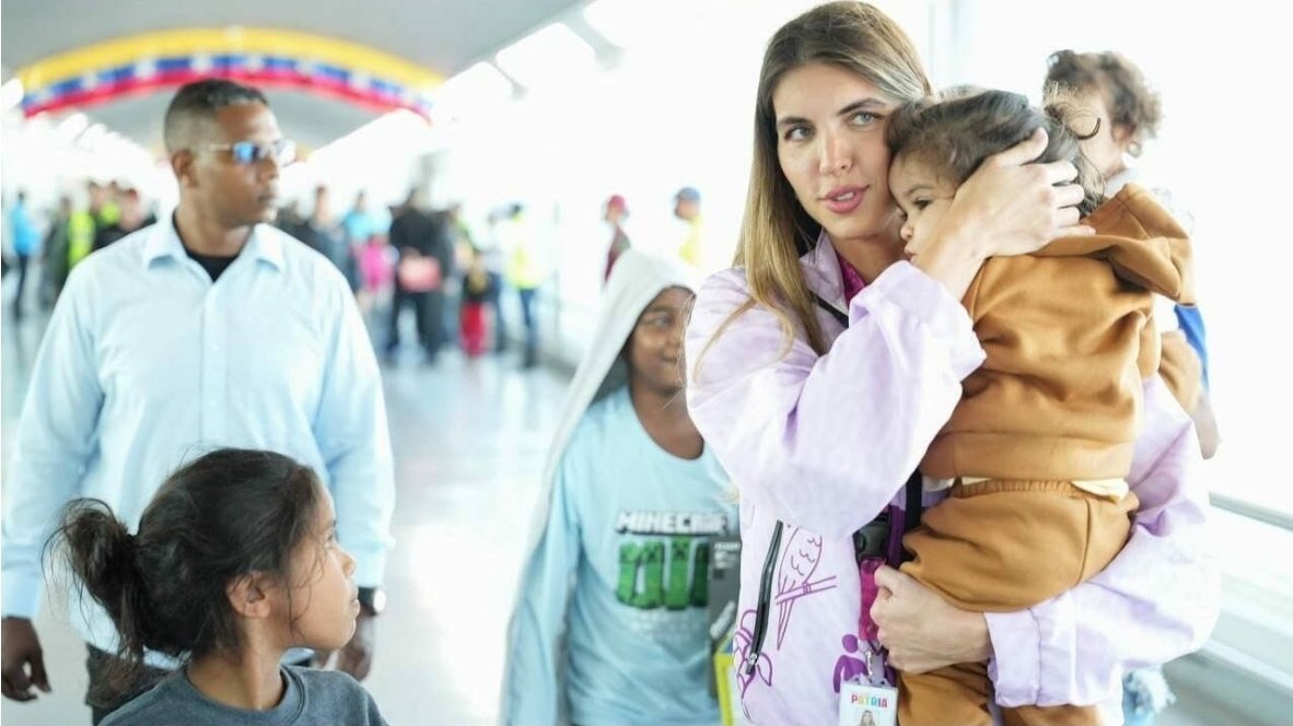 ✈️ 200 venezolanos regresan desde Texas en el Vuelo 84 de la Gran Misión Vuelta a la Patria.

El programa gubernamental continúa facilitando el retorno de connacionales desde el exterior.

#VueltaALaPatria #Venezuela #Texas

venezuela-news.com/arriban-200-co…