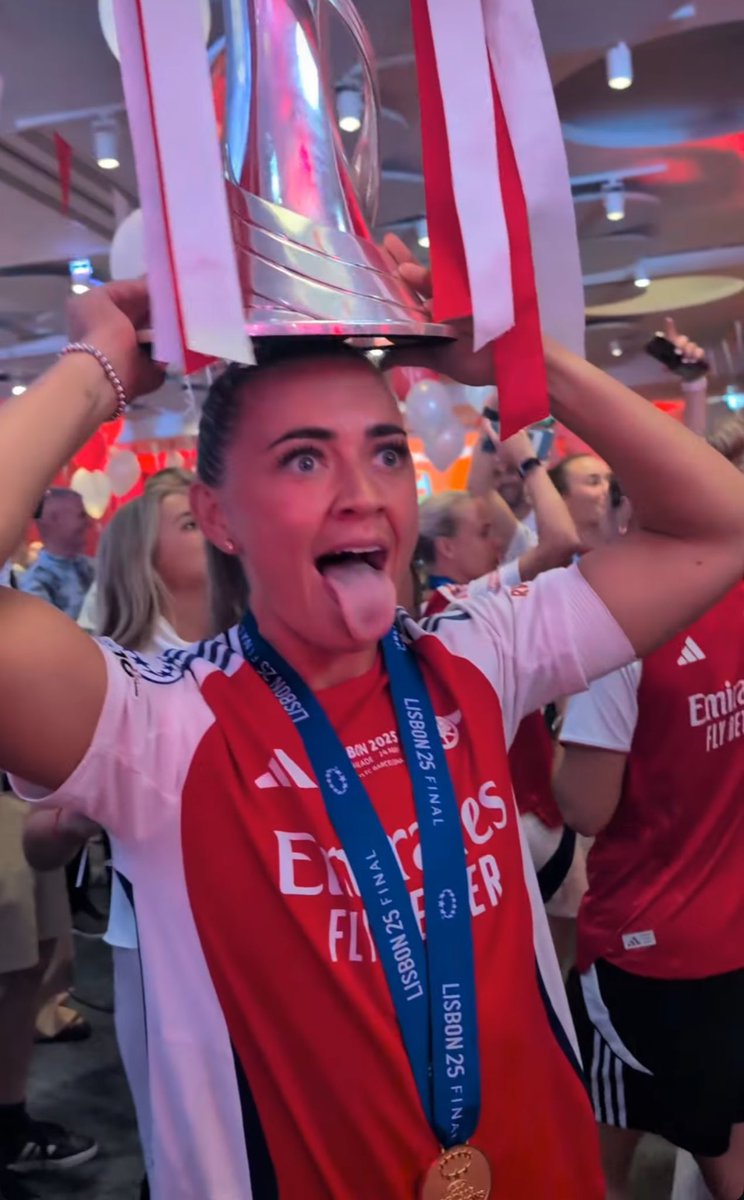 k 🤍 CHAMPIONS OF THE WORLD tweet media