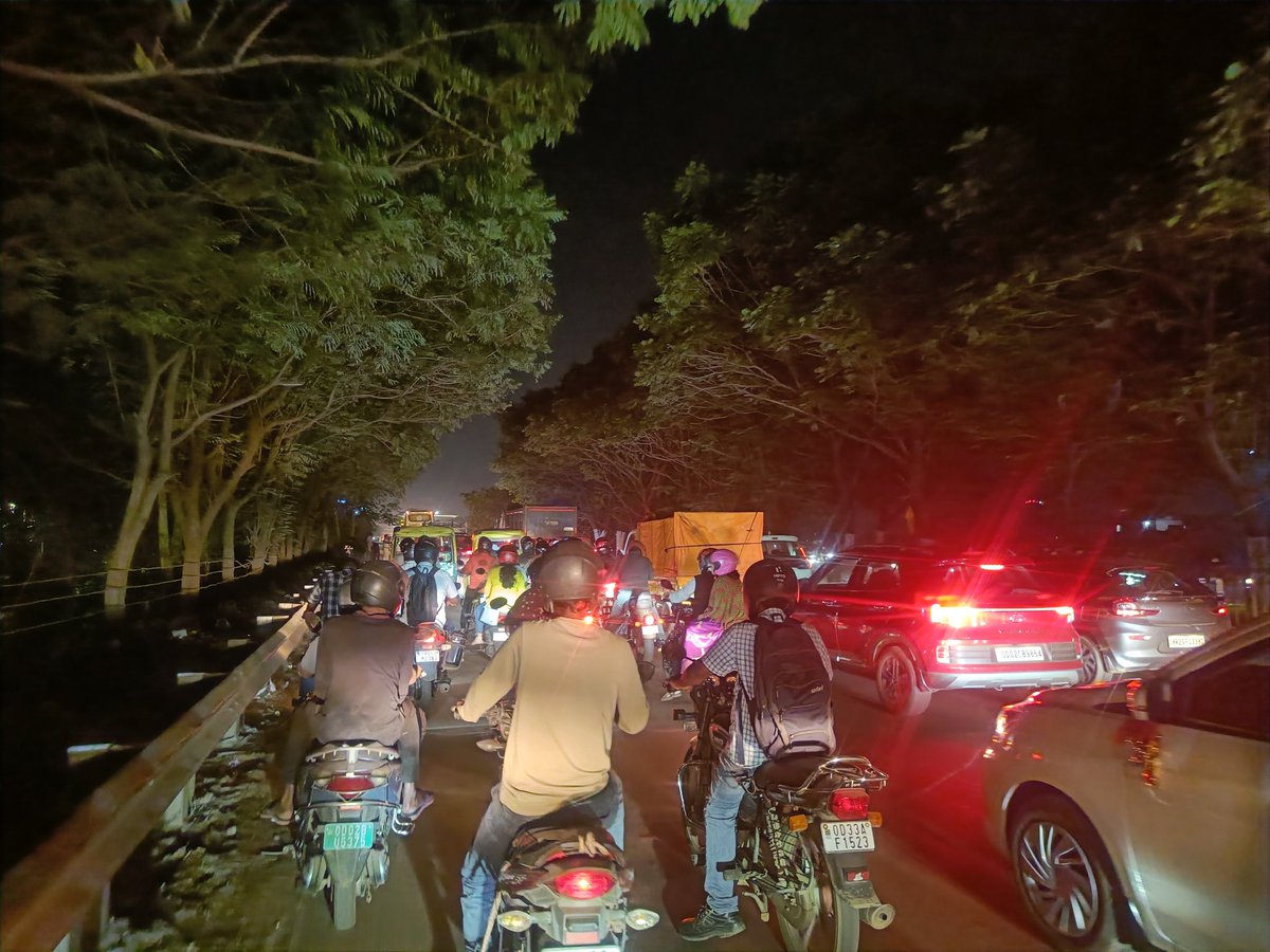 🚧 Heavy Traffic Alert!
NH-16 stretch from Cuttack to Bhubaneswar faces daily jams at Palasuni Bridge due to a single-lane bottleneck.
🛣️ <a href="/NHAI_Official/">NHAI</a>, please take urgent action to construct a new bridge for smoother connectivity and reduced congestion. #Odisha #NH16 #Palasuni
