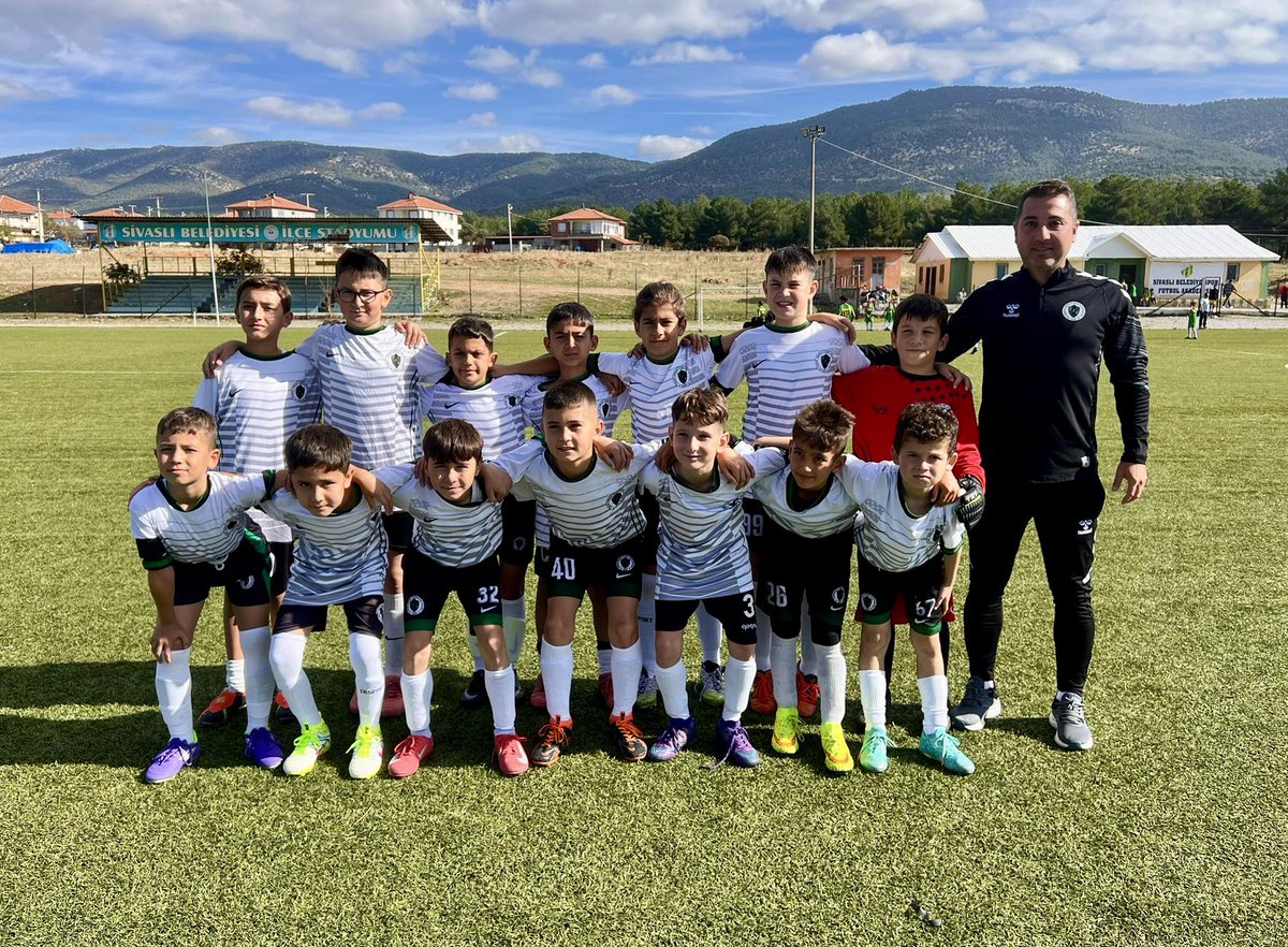 U11 lerimiz ilk maçından galibiyetle ayrıldı.

Dostluk, fair-play ve spor kültürünün ön planda olduğu bu güzel  karşılaşma için  Sivaslı Belediyespor’a teşekkür eder başarılarının devamını dileriz.

#SporunBirleştiriciGücü #FairPlay  #GençliğeYatırım #SporKardeşliktir