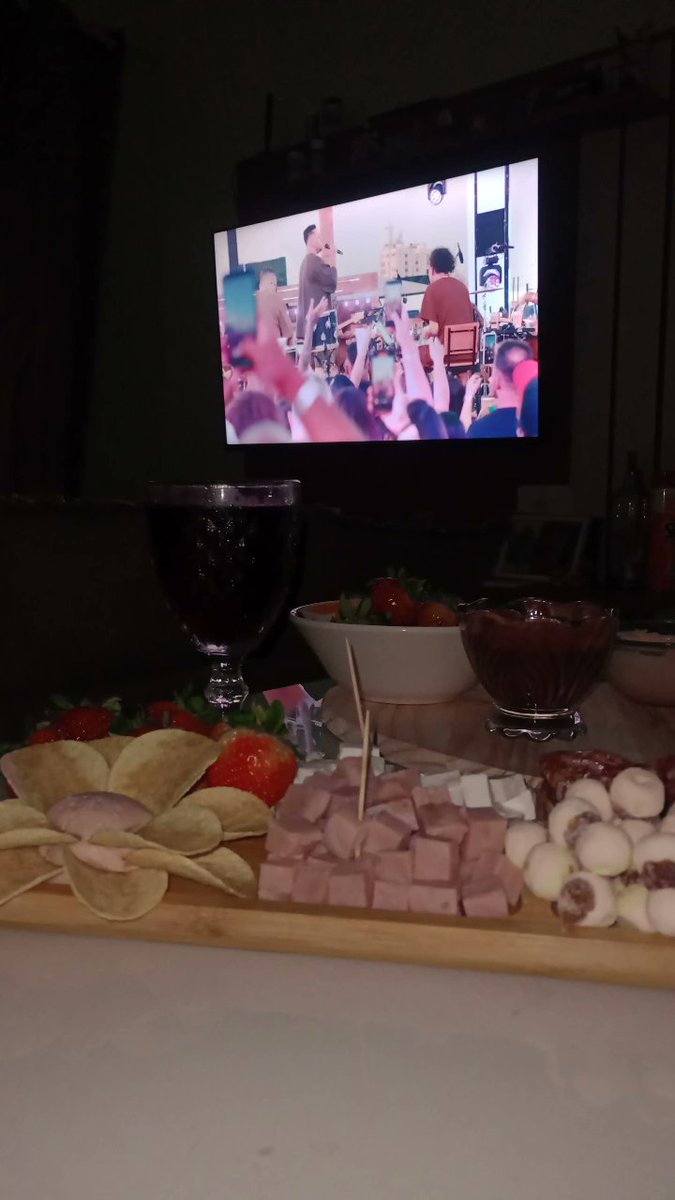 CareenLessaa's tweet photo. Eu amo muito ficar assim, sextinha de leve.
A melhor companhia do mundo (a minha), pagodinho, chopp de vinho e petisquinho 🤤🥰 https://t.co/JHomYAxayx