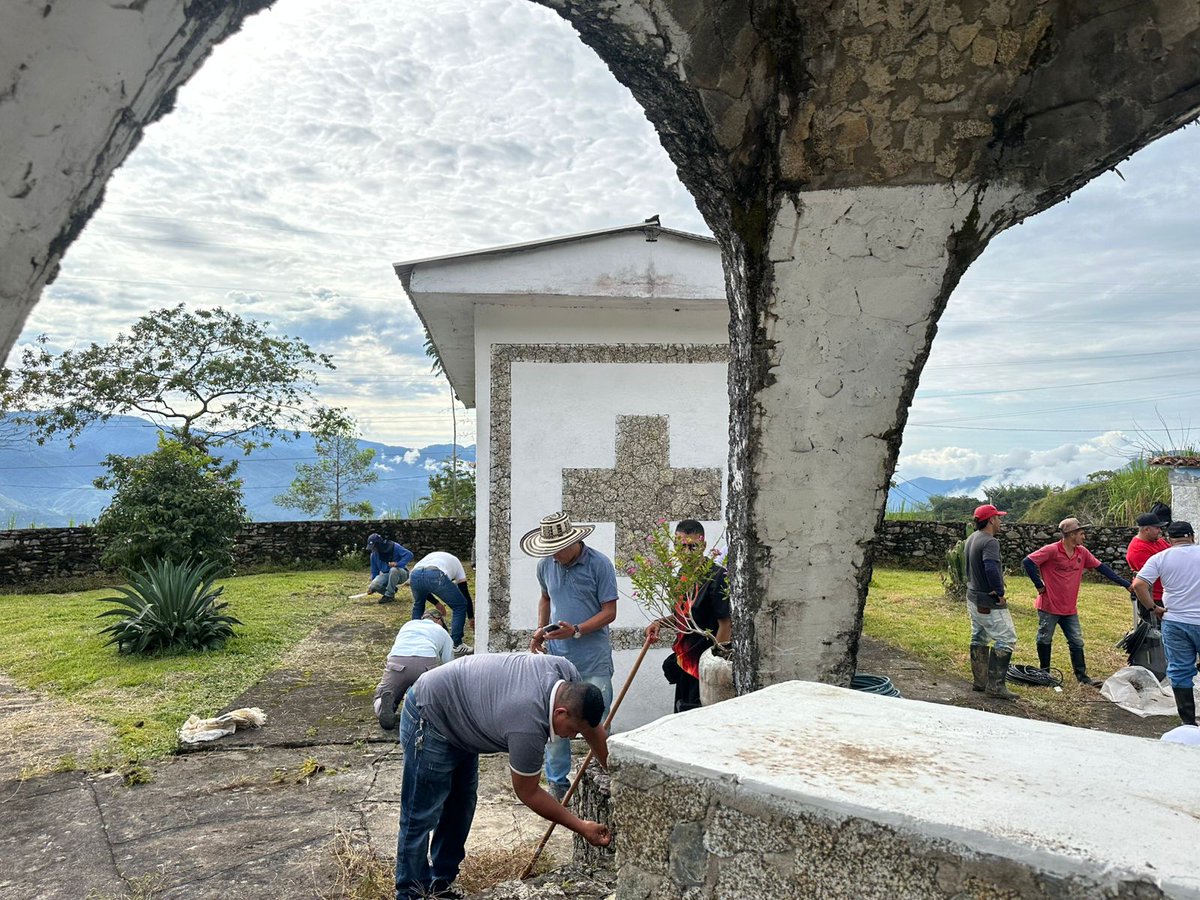 El pasado 28 de octubre, en Granada, Antioquia, 39 comparecientes que pertenecieron al Batallón de Artillería No. 4 ‘Coronel Jorge Eduardo Sánchez Rodríguez’ (BAJES) realizaron labores de limpieza, mantenimiento y marcación de bóvedas en el cementerio del corregimiento de Santa