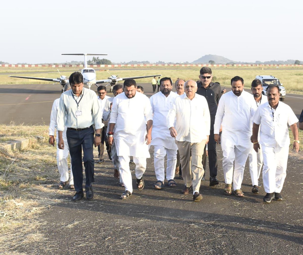 Kiritbhai_Patel's tweet image. આજરોજ  જૂનાગઢ જિલ્લા ના પ્રવાસે પધારેલ મુખ્યમંત્રી શ્રી ભુપેન્દ્રભાઇ પટેલ @Bhupendrapbjp  સાહેબનું કેશોદ એરપોર્ટ ખાતે સ્વાગત કરેલ.