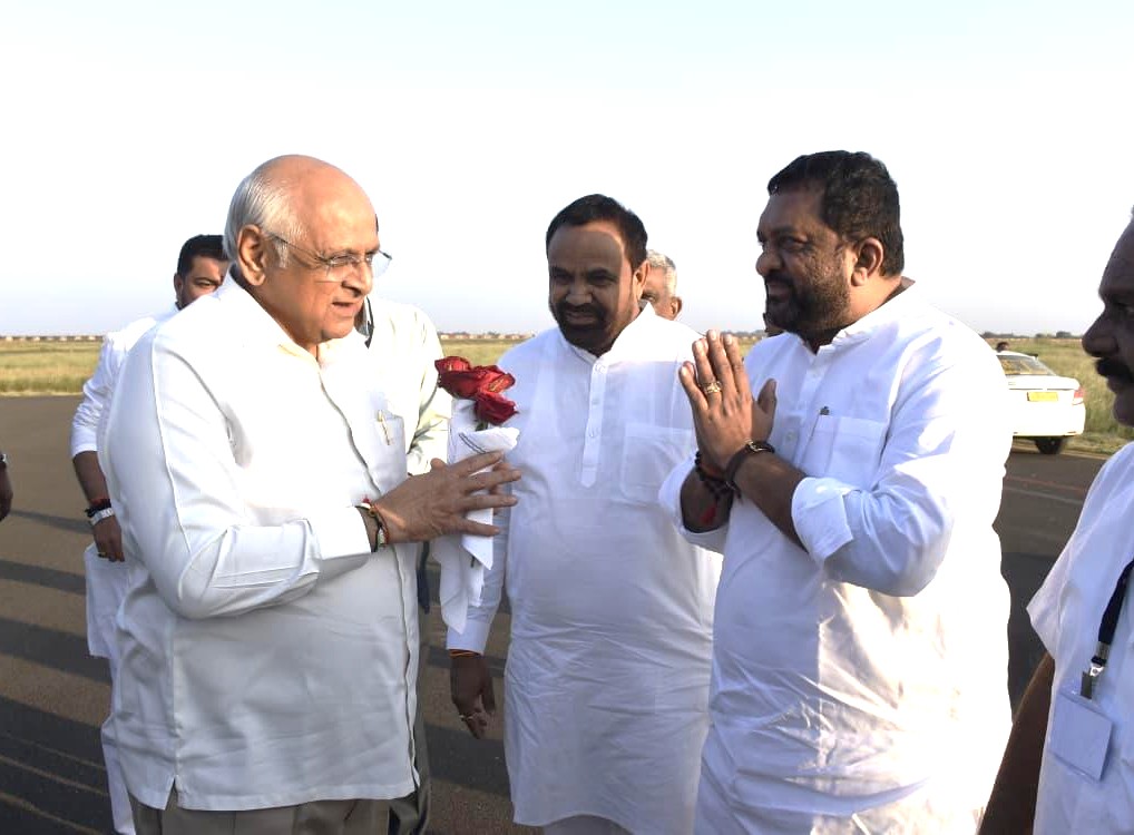 Kiritbhai_Patel's tweet image. આજરોજ  જૂનાગઢ જિલ્લા ના પ્રવાસે પધારેલ મુખ્યમંત્રી શ્રી ભુપેન્દ્રભાઇ પટેલ @Bhupendrapbjp  સાહેબનું કેશોદ એરપોર્ટ ખાતે સ્વાગત કરેલ.