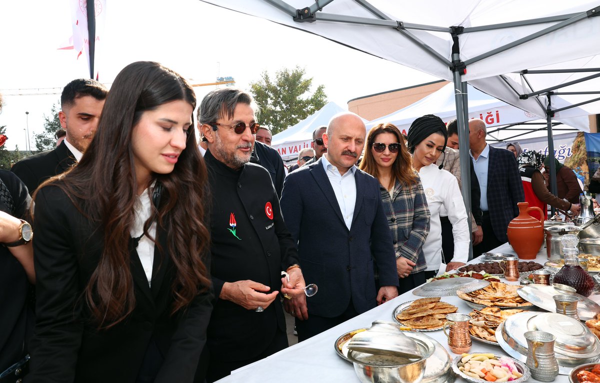 📍Adıyaman Ticaret Merkezi      

Açılış konuşmalarının ardından sahneye çıkan halk oyunları ekibinin coşkulu gösterisiyle festival alanı renklendi. Ardından ünlü şefler, geleneksel tarifleri modern dokunuşlarla harmanlayarak ziyaretçilere görsel ve lezzet dolu bir şölen sundu.
