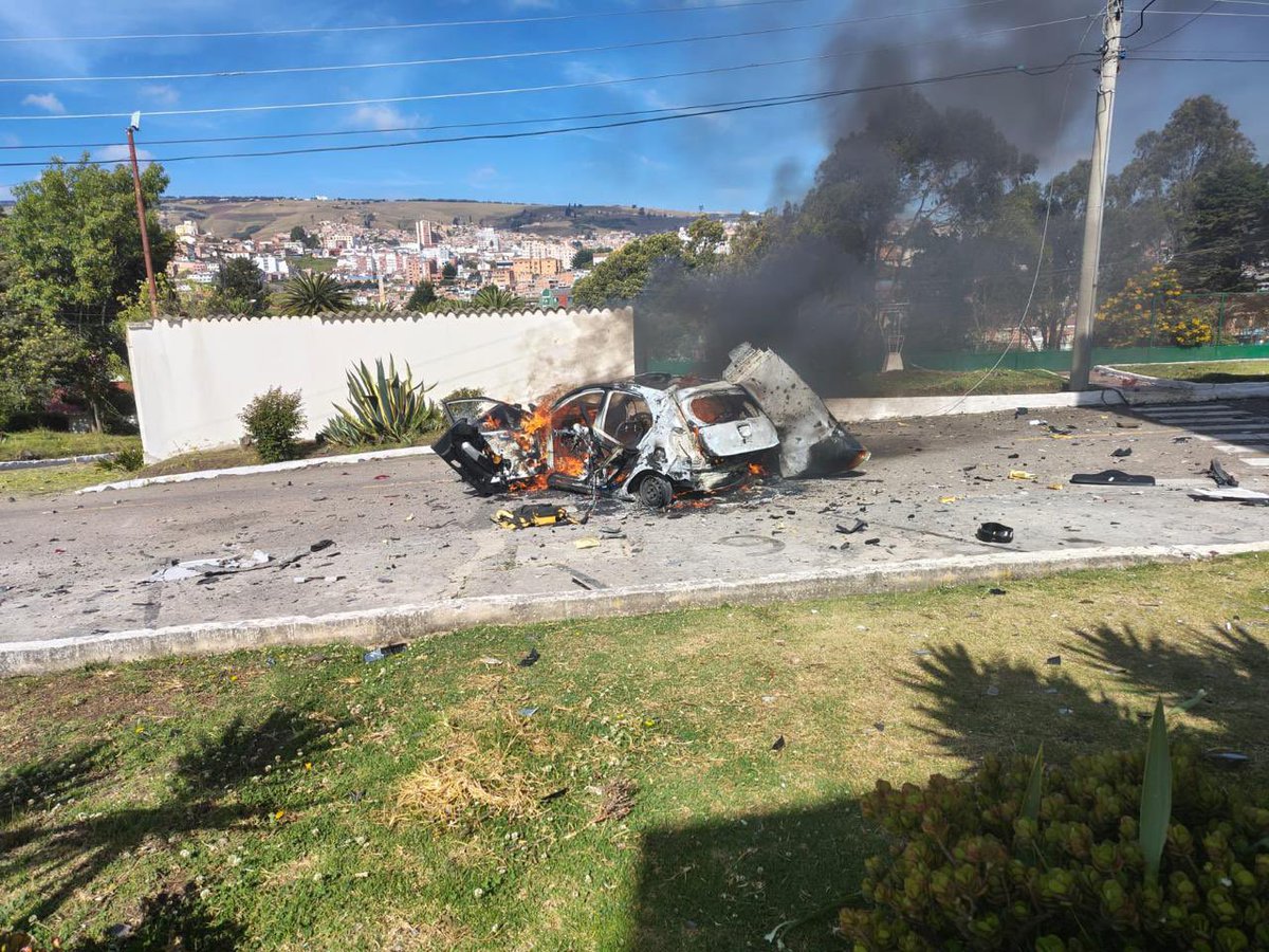 VickyDavilaH's tweet photo. Atentado terrorista en el Batallón Bolívar de Tunja. Y Petro llorando por….. https://t.co/GAXwqaE5au