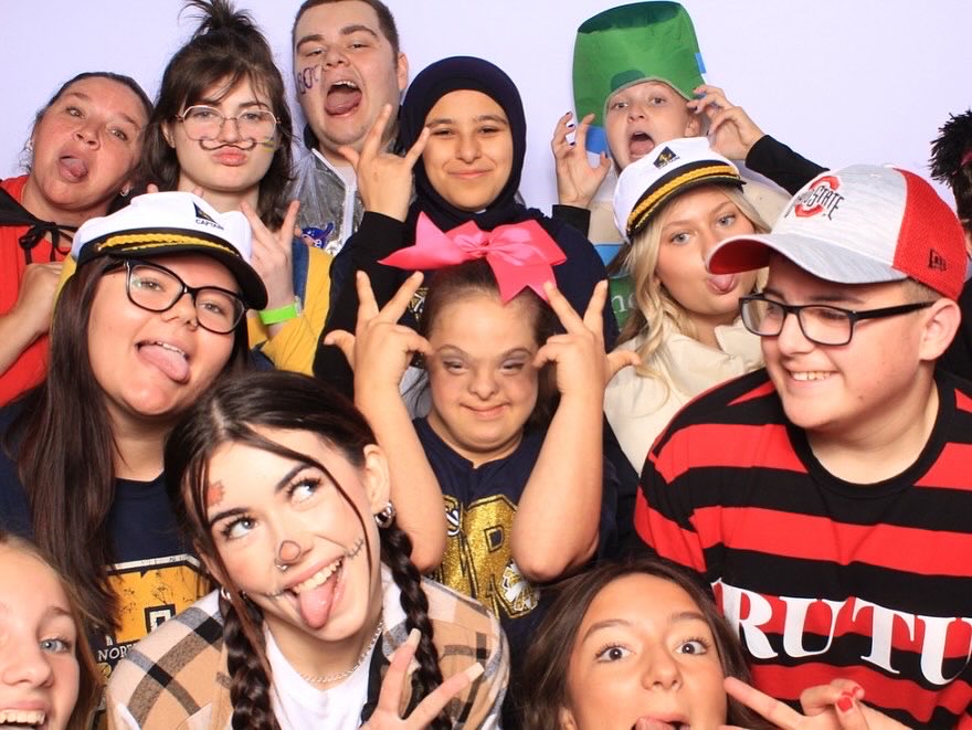 AbleNotLabel's tweet image. 🎃💃 Monster Mash Inclusive Dance 2025 🕺✨

Thank you sponsors!
Chet’s Chicken | Between the Bun |Romeo’s | Angelina’s | Fiesta Jalapeño | Marco’s | Culver’s | Crumbl | Dairy Queen | Beverage Distributors | Ridge Barber