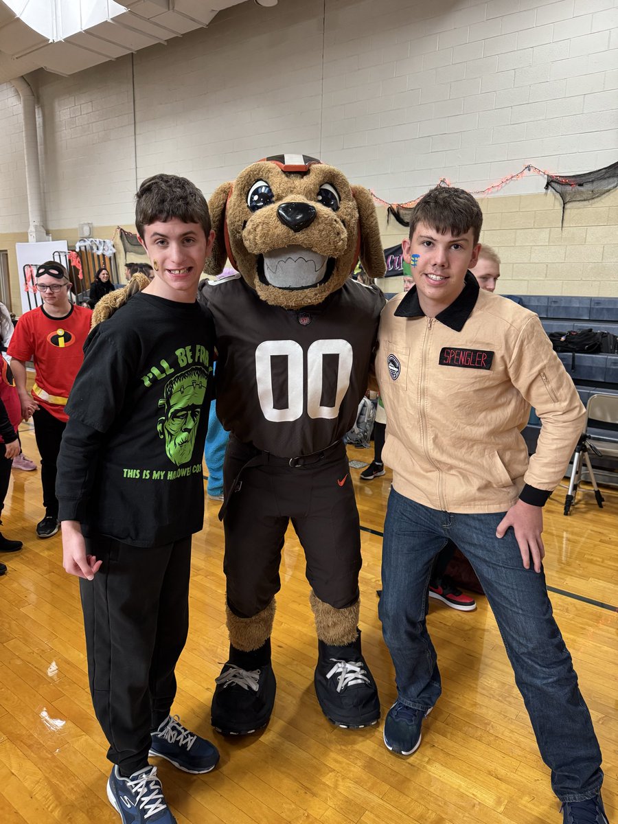 AbleNotLabel's tweet image. 🎃💃 Monster Mash Inclusive Dance 2025 🕺✨

Thank you sponsors!
Chet’s Chicken | Between the Bun |Romeo’s | Angelina’s | Fiesta Jalapeño | Marco’s | Culver’s | Crumbl | Dairy Queen | Beverage Distributors | Ridge Barber