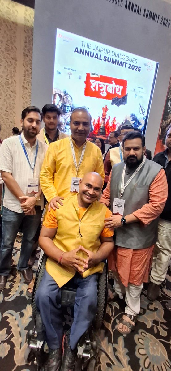 devkadev's tweet image. सनातन की सत्यता के लिए सत्यनिष्ठा से संघर्ष करने वाले दो तेजस्वी योद्धा ,आदरणीय अश्विनी कुमार वैष्णव जी और विष्णु शंकर जैन जी के साथ #JaipurDialogue के वार्षिक मंथन में विमर्श, मंथन और चिंतन का साक्षी बना। वाणी में ज्ञान, तर्क और राष्ट्रधर्म की स्पष्ट ध्वनि थी।
🙏🇮🇳