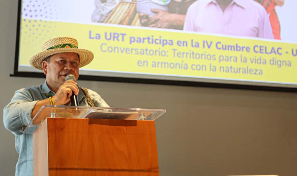URestitucion's tweet photo. El Director General de la #URT, @GiovaniYule, durante la inauguración del Conversatorio URT – Foro Sociedad Civil CELAC, hizo un llamado a fortalecer la democracia a través de la armonía y la convivencia en paz.
📍En el espacio el director resalta que la Unidad ha avanzado en su misión, identificando más de 13 millones de hectáreas despojadas en el país.
