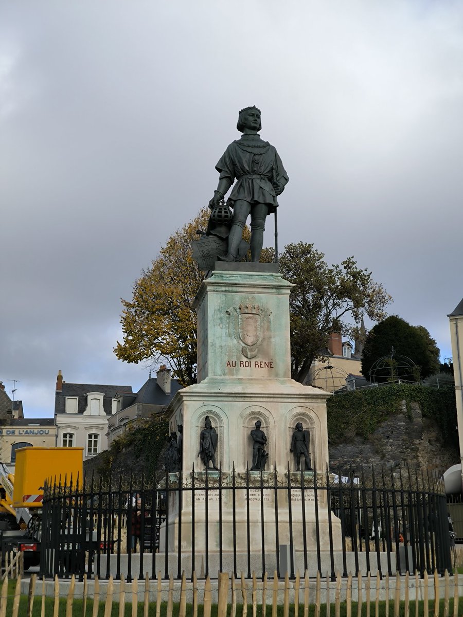 RCFANJOU's tweet image. La statue du roi René est de retour dans sa ville @Angers en présence de @ChristopheBechu et de la population.