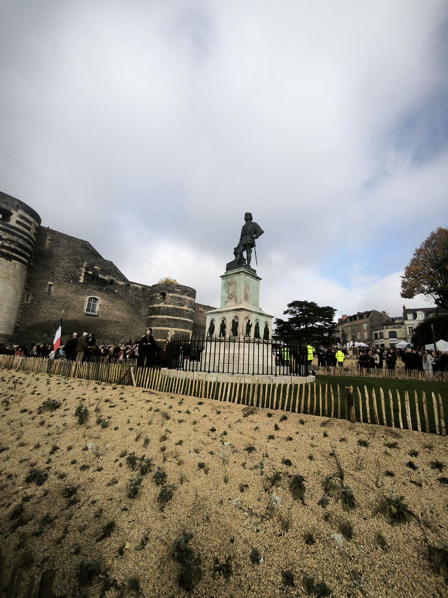 RCFANJOU's tweet image. La statue du roi René est de retour dans sa ville @Angers en présence de @ChristopheBechu et de la population.