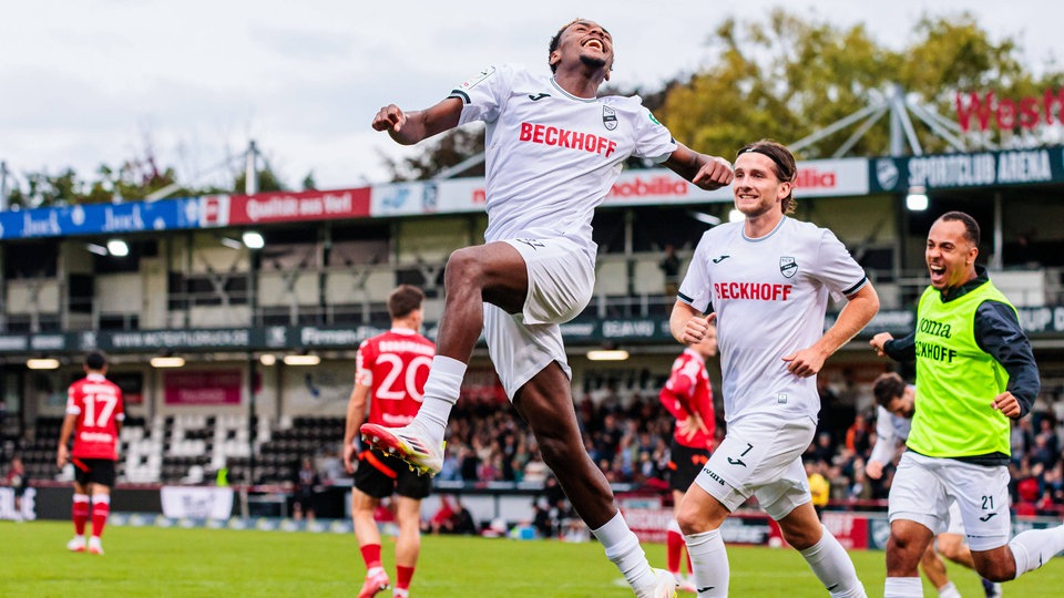 Ein Dorfverein, der die Liga diktieren will! Verl spielt mit viel Ballbesitz und bleibt seiner Idee treu.

<a href="/dfn_tobif23/">einfachtobi</a> analysiert, wie Strobls Team zeigt, dass moderner Fußball keine Frage der Größe ist! 👇
ballverstand.de/analyse-des-sc…