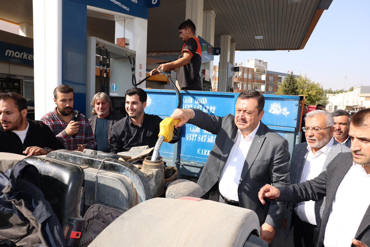 %100 hibeli Mazot Dağıtım Desteği töreninde, üretimin kahramanları olan çiftçilerimizle bir araya geldik.

Gaziantep Büyükşehir Belediye Başkanımız Sayın Fatma Şahin’in öncülüğünde gerçekleştirilen bu anlamlı destek programı, tarımsal üretimi güçlendiren, çiftçimizin yükünü