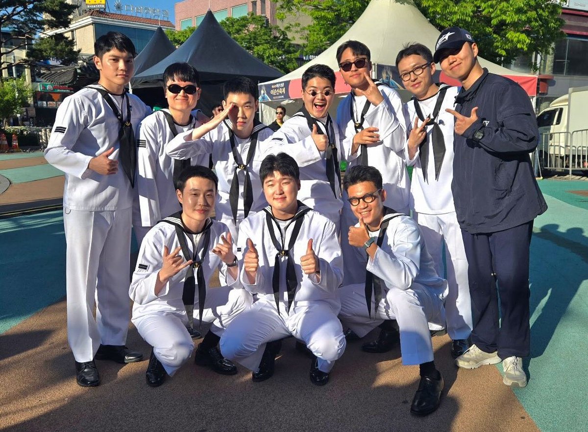 monstercookie's tweet image. usually, taeyong always stands on the side in group photos, but since tonight is his last performance, he finally took the photo in the center 😭😭😭😭😭😭😭😭😭