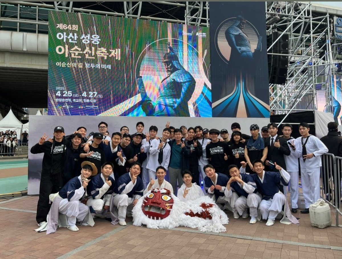 monstercookie's tweet image. usually, taeyong always stands on the side in group photos, but since tonight is his last performance, he finally took the photo in the center 😭😭😭😭😭😭😭😭😭