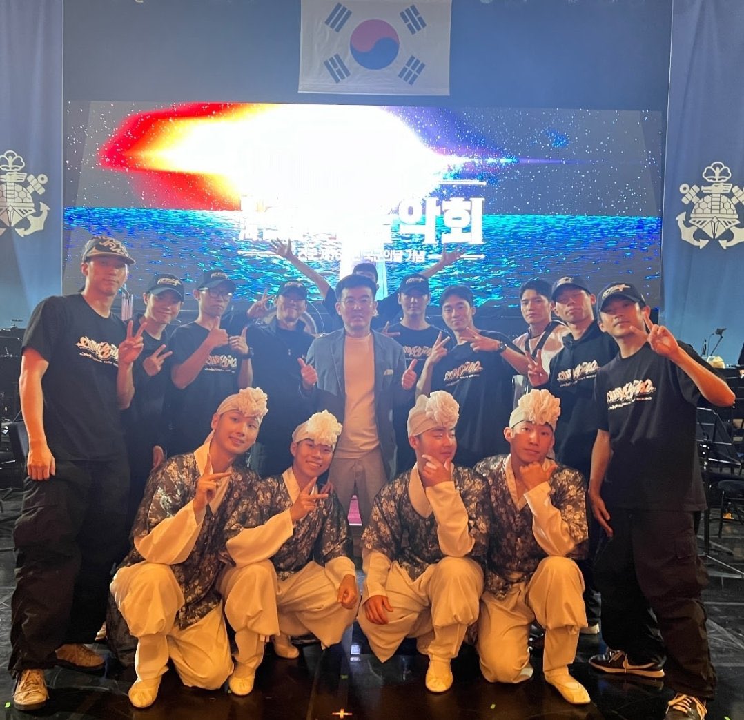 monstercookie's tweet image. usually, taeyong always stands on the side in group photos, but since tonight is his last performance, he finally took the photo in the center 😭😭😭😭😭😭😭😭😭