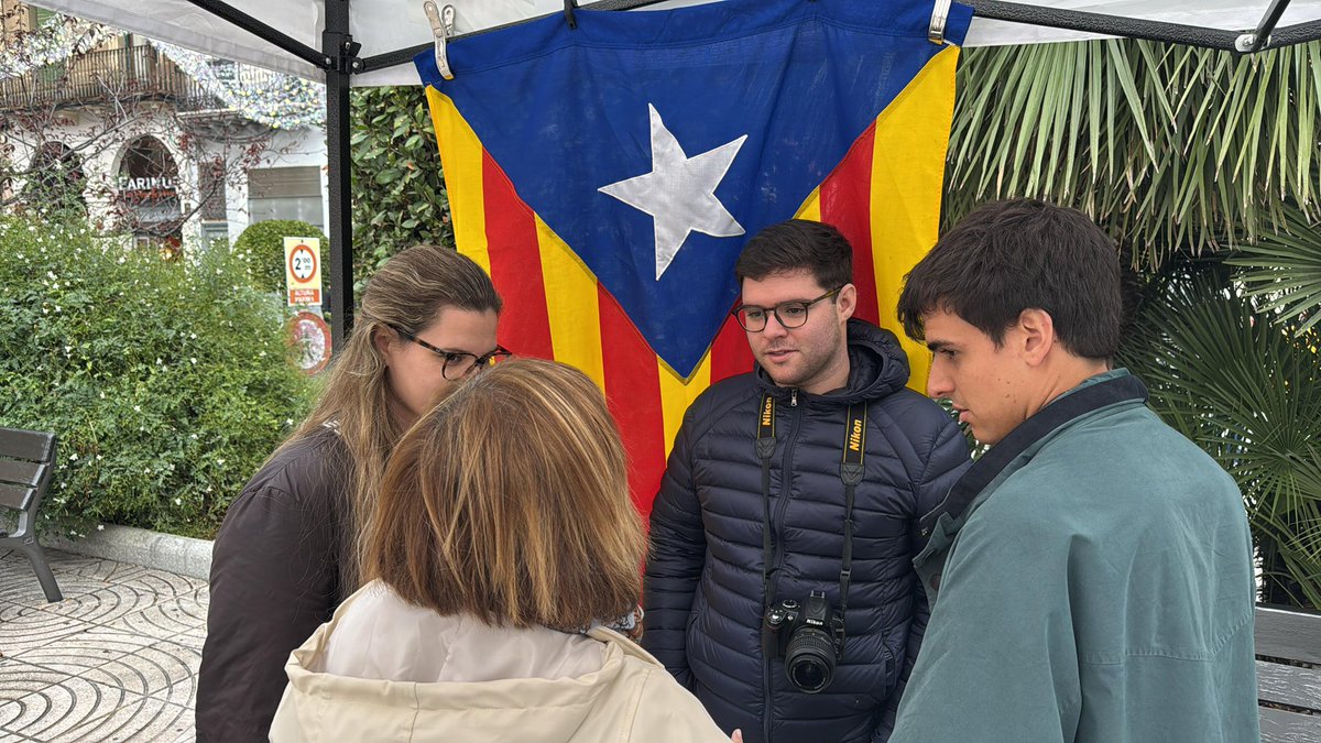 Avui hem estat presents a les carpes de Junts s’explica arreu del Camp de Tarragona, parlant sobre el nostre projecte juvenil i tot allò que ens preocupa sobre el nostre futur 👩🏽‍💻