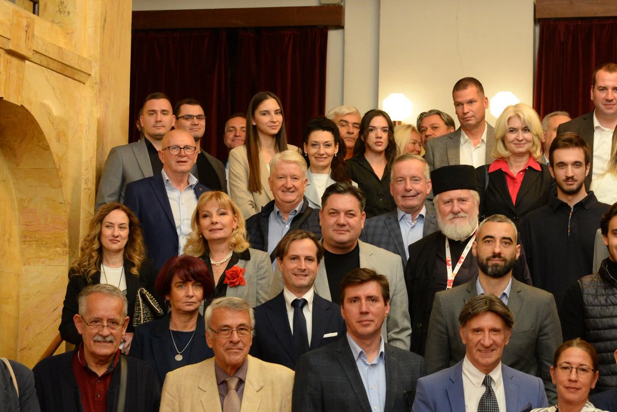 🥂 Konferencija e-Razvoj 
Posle celodnevnih izlaganja,ideja i inspiracije Udruženja e-Razvoj u prijatnoj atmosferi, uz osmehe, zdravice i razgovore koji su već rađali nove planove.Hvala svim sponzorima, izlagačima, članovima Udruženja i učesnicima.
#eRazvoj
