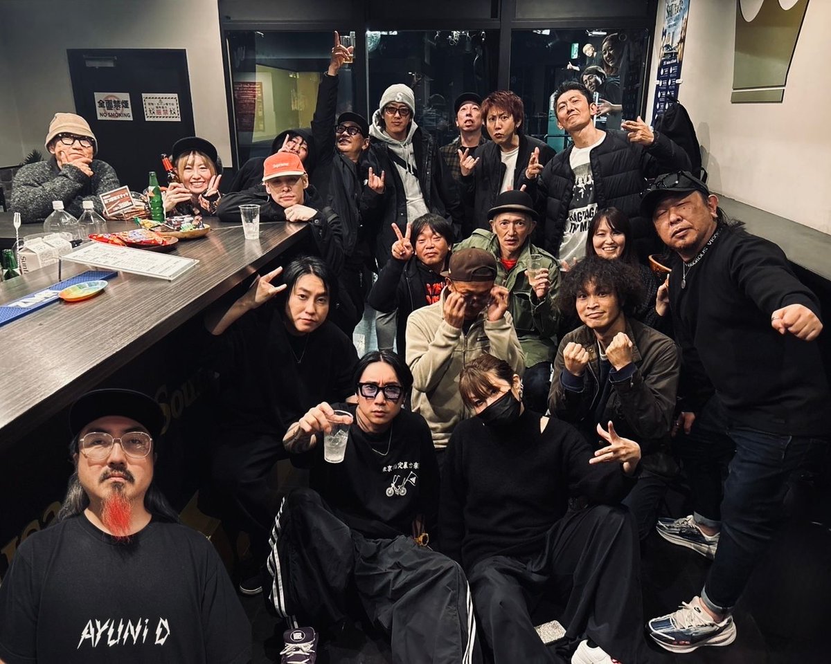 本日もありがとうございました！⚡️
恒例の乾杯写真です🍻

激強ロックな風神雷神🌪️⚡️
グルーヴたっぷりの対バンで、
体揺らしてお酒の進む夜でした🍺

2025.11.8 (土)
Gold Sounds pre.『風神雷神』
​
#KOLDRYDE
#トリルダン
#Never_Ever_Call
#SayNo_DUO
#FOOLA