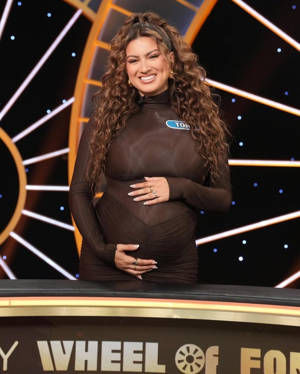 tori kelly glowing on celebrity wheel of fortune 🤎
