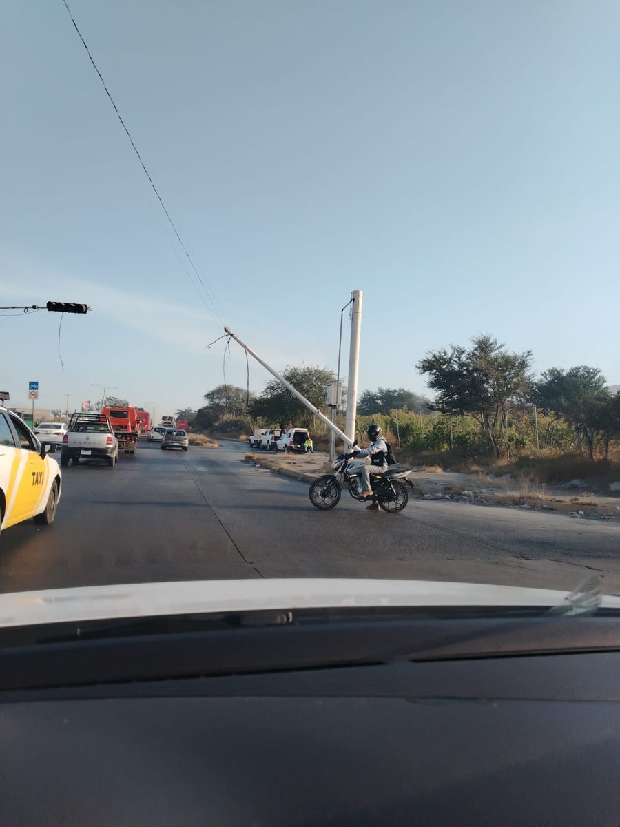 Buen día <a href="/AgenciaAMIM/">AMIM</a> los semáforos del cruce de av.  8 de julio y periférico sur en sentido s-n no funcionan debido a que está el poste a punto de caer, su apoyo por favor. <a href="/Trafico_ZMG/">TráficoZMGuadalajara</a>