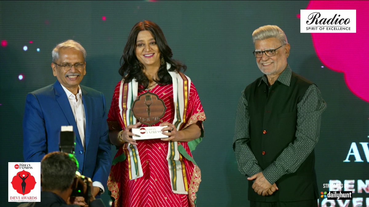 NewIndianXpress's tweet photo. Nooraine Fazal received the Devi Award.
#DeviAwards2025 #DeviAwardsBengaluru
@santwana99 @PrabhuChawla @NehaSonthaliaP1
@radicokhaitan @Eventxpress @lakshmi94338678 https://t.co/RRyJMYz3bg