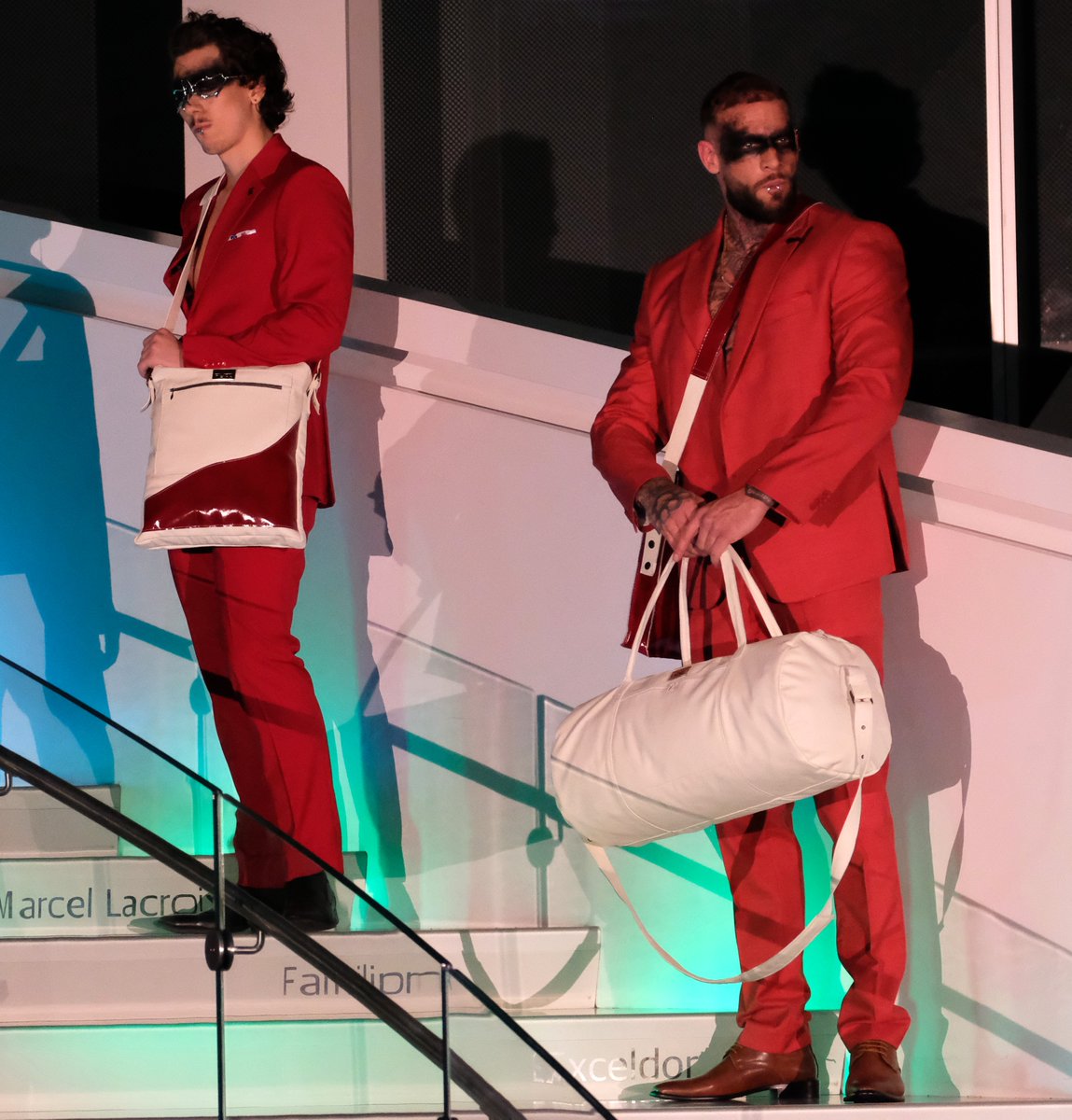 DLVisionMode's tweet image. Daniel Bernier présentait hier soir au @mnbaq sa nouvelle collection de sacs en cuir italien vernis ainsi que de magnifiques sacs signés Diane Dufresne, bravo !
#Fashion #Sac #Quebec #MNBAQ #FashionShow #DLVisionMode