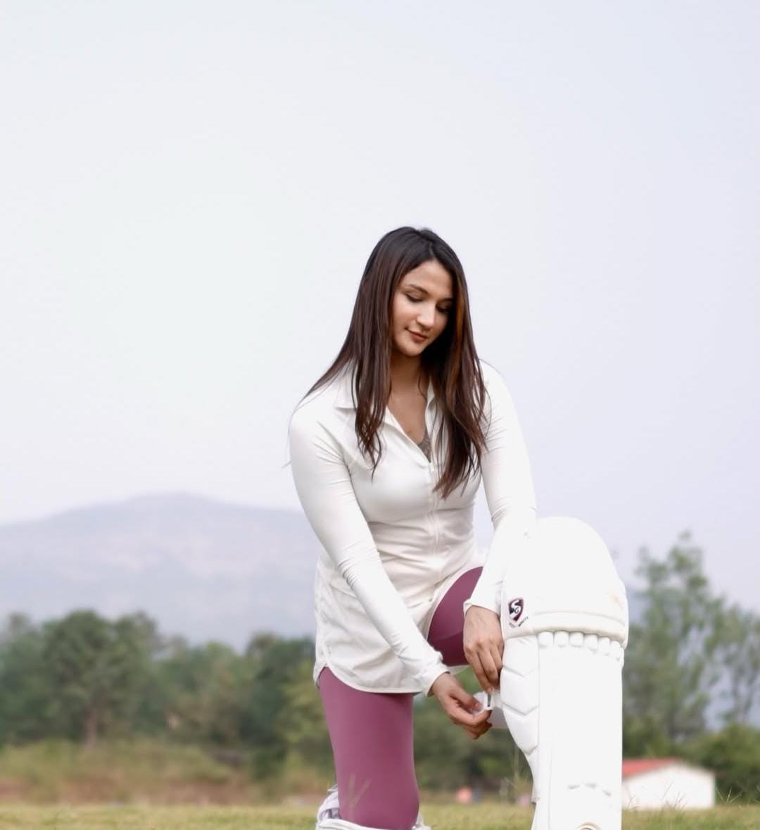 पूर्व भारतीय क्रिकेटर और कोच संजय बांगर की बेटा से बेटी बनी अनाया बांगर ने,

Insta पर एक वीडियो शेयर किया जो चर्चा का विषय बना हुआ है।

कुछ दिनों पहले अनाया ने ऐलान किया था कि वो अब क्रिकेट में कमबैक करेंगी।

वायरल हो रहे वीडियो में अनाया रॉयल चैलेंजर्स बेंगलुरु के क्रिकेट किट