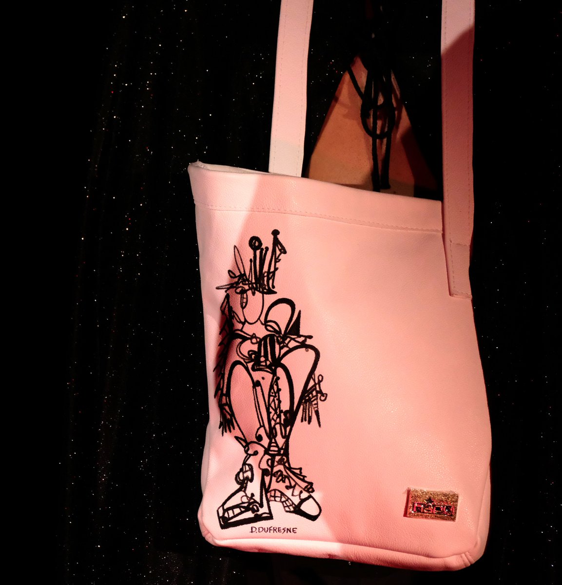 DLVisionMode's tweet image. Daniel Bernier présentait hier soir au @mnbaq sa nouvelle collection de sacs en cuir italien vernis ainsi que de magnifiques sacs signés Diane Dufresne, bravo !
#Fashion #Sac #Quebec #MNBAQ #FashionShow #DLVisionMode