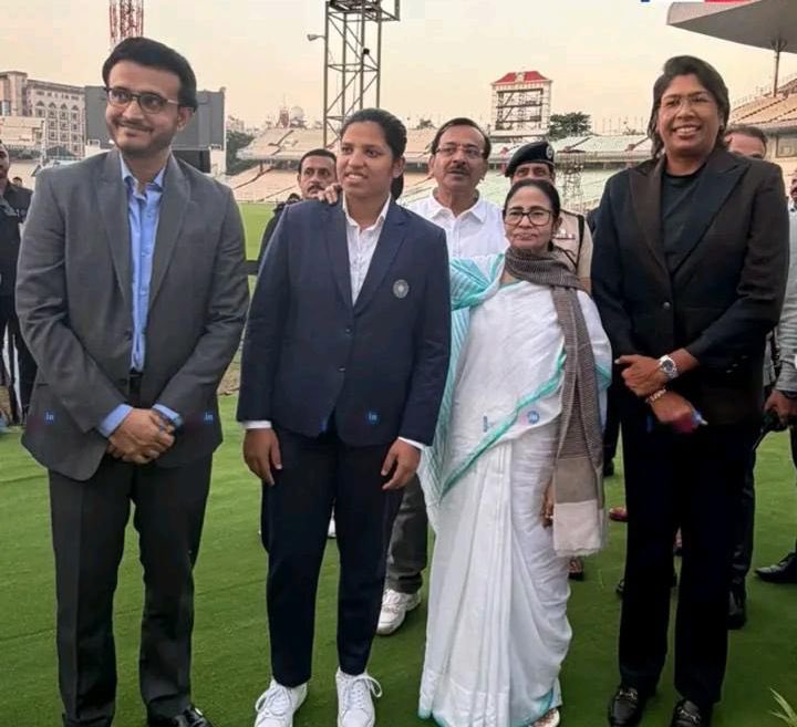 RijuDutta_84's tweet photo. Golden Girl of Bengal, World Champion Ms. @13richaghosh is felicitated by Hon’ble CM of WB Ms. @MamataOfficial at Eden Gardens, Kolkata.

Chief Minister confers Richa Ghosh with the prestigious Banga Bhushan Award and an appointment letter of West Bengal Police in the rank of Deputy Superintendent of Police (DSP)!

Cricket Association of Bengal (CAB) headed by Shri @SGanguly99 felicitated Richa Ghosh with 34 lakh rupees cash award & a gold-plated bat & ball.
জয় বাংলা!