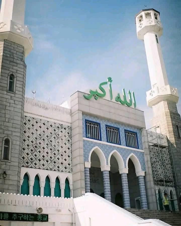 Just had via rumors that the famous Southern Nigerian musician Burna Boy is set to build a grand mosque worth ₦2.25 billion. The mosque is expected to become the largest and most beautiful in the African region.

The musician reportedly embraced Islam three days ago, adopting