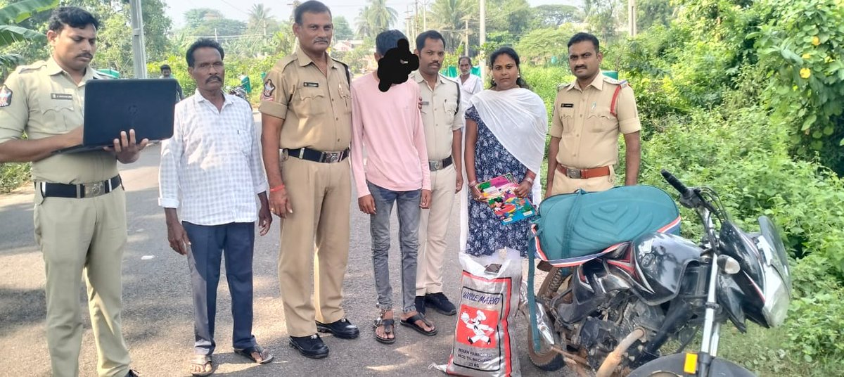 UttarandhraNow's tweet image. గొలుగొండ మండలం, చిన్నయ్యపాలెం గ్రామం చివర కేడీపేట వైపు నుండి ఒక నంబరు లేని బైక్‌పై వస్తున్న వ్యక్తిని పోలీసులు మాటువేసి పట్టుకున్నారు. ఆ వ్యక్తి వద్ద 10 కేజీల గంజాయి, ఒక  హోండా షైన్ బైక్ మరియు ఒక వివో మొబైల్ ఫోన్ స్వాధీనం చేసుకున్నారు.

#golugonda #kdpeta #ganja #AndhraPradesh