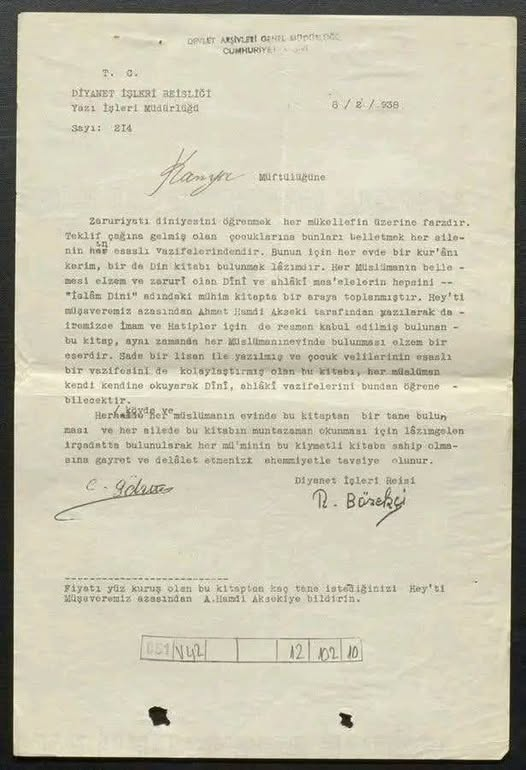📌Aşağıdaki belge 1938 yılı Şubat ayında Diyanet işleri Başkanlığı tarafından yayınlanan genelge.
Atatürk'ün önerisi ile yayınlanan bu genelgede "Milletin dinini öğrenebilmesi için her evde bir kuran'ı kerim bulundurmak lazımdır..." denilmiş.
📌Bu vatanla alakası olmayan,